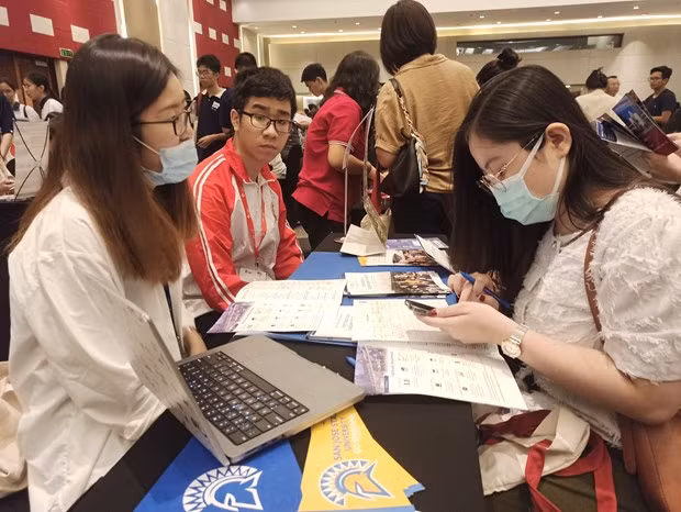 Environ 40 000 étudiants vietnamiens partent étudier à l'étranger chaque année ảnh 1