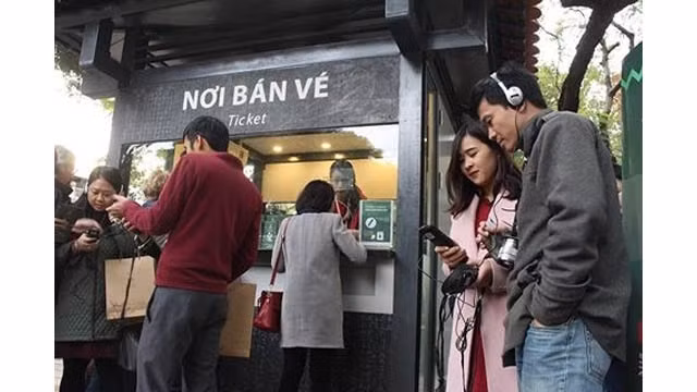 Mise en fonction du système d’explication automatique en 8 langues au Temple de la littérature ảnh 1