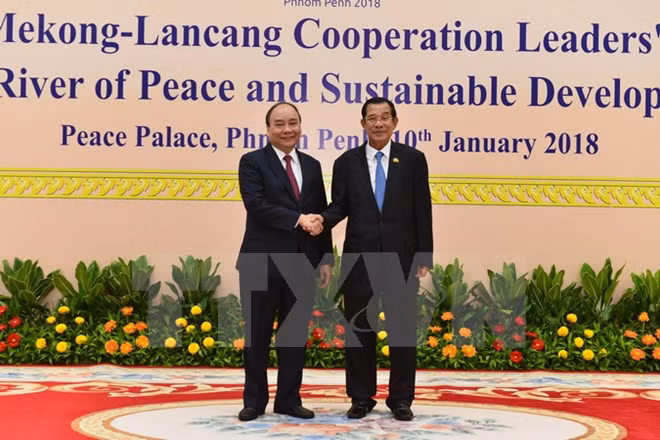 Le PM Nguyên Xuân Phuc au Cambodge pour le sommet de coopération Mékong-Lancang ảnh 1