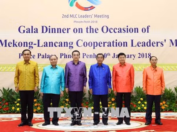 Le PM vietnamien termine sa participation au Sommet de coopération Mékong-Lancang ảnh 1