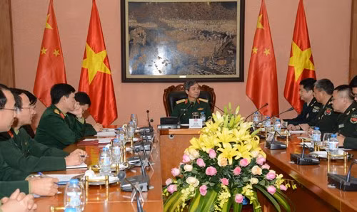 Une délégation de jeunes officiers chinois en visite au Vietnam ảnh 1
