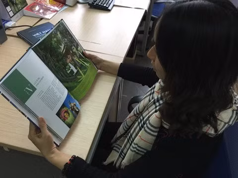 Publication d’un livre illustré en deux langues sur le Vietnam ảnh 2