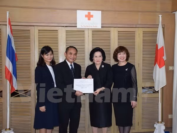 Thaïlande : des résidents vietnamiens au côté des sinistrés thaïlandais ảnh 1