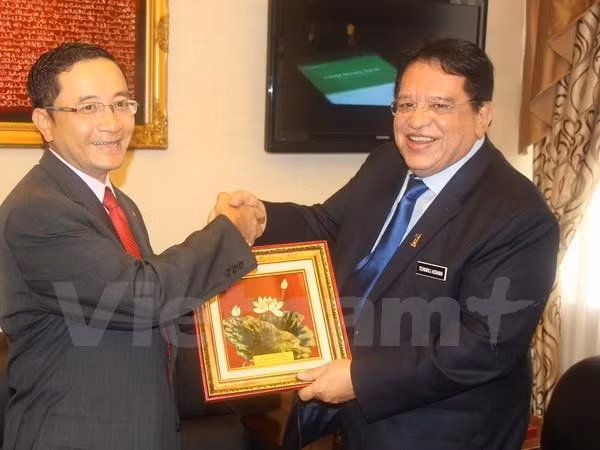 Le Secrétaire général du Parti UMNO salue ses relations avec le Vietnam ảnh 1