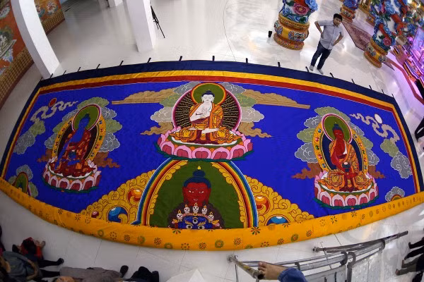 Vietkings homologue le plus grand tableau brodé du Guanyin au Vietnam ảnh 1