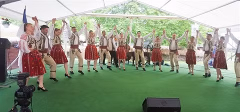 L’ensemble folklorique roumain Doina Oltului se produira au Vietnam ảnh 1