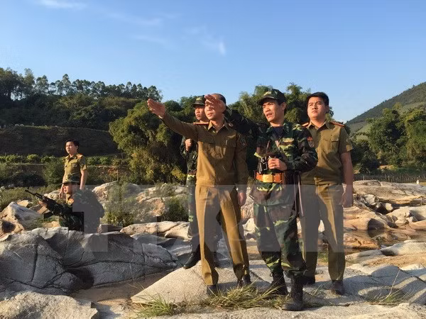 Pour édifier une frontière de paix, d'amitié et de développement Vietnam-Laos ảnh 1
