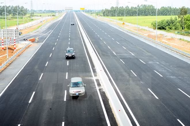 Les nouvelles routes du Vietnam s'exposent en peintures ảnh 1