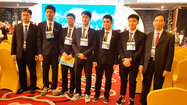 Le Vietnam primé aux 48e Olympiades internationales de physique ảnh 1