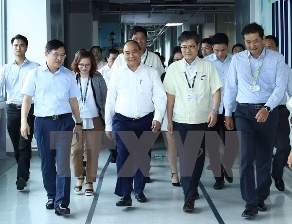 Le PM Nguyen Xuan Phuc travaille avec Samsung Electronics Vietnam Thai Nguyen ảnh 1