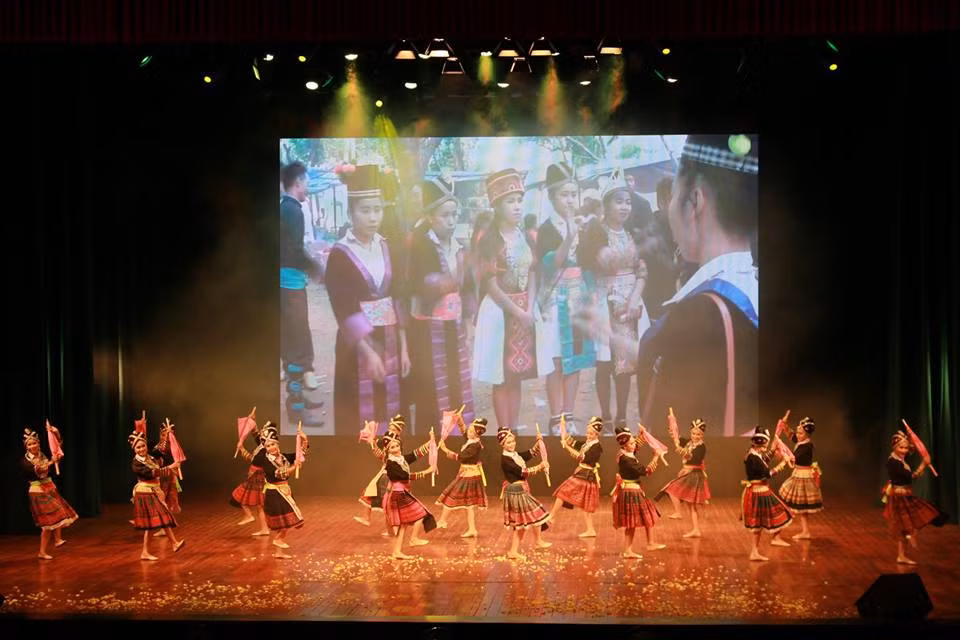 La troupe artistique nationale du Laos se produit à Thanh Hoa ảnh 1