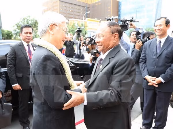 Le Vietnam prend en considération le développement des relations avec le Cambodge ảnh 1