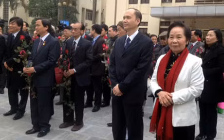 La Faculté de médecine de Hanoi inaugure la statue d’Alexandre Yersin ảnh 2