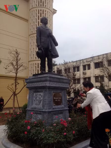 La Faculté de médecine de Hanoi inaugure la statue d’Alexandre Yersin ảnh 1