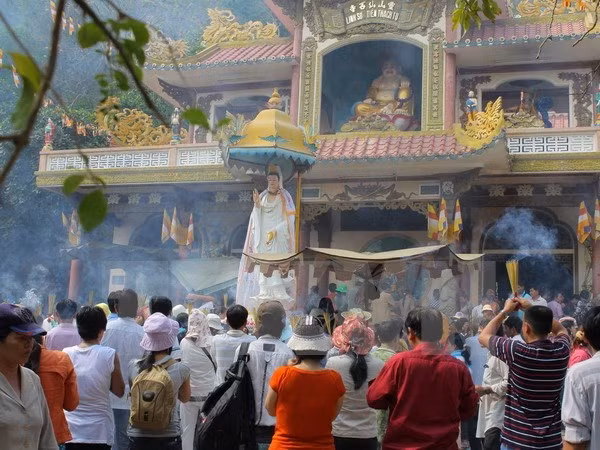 Tay Ninh: le site de Ba Den accueille son millionième touriste de l'année ảnh 1