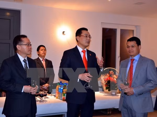 La communauté des Vietnamiens en Suisse s'oriente vers son pays d'origine ảnh 1