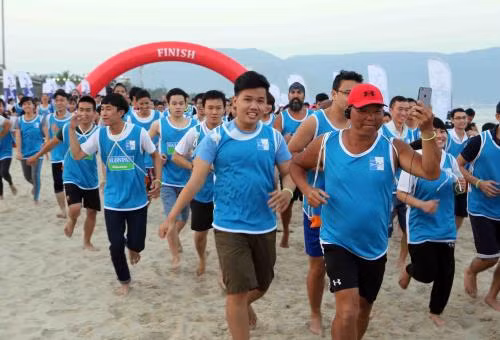 Près de 5.000 participants à la 2e course à pieds nus le long de la mer à Dà Nang ảnh 1