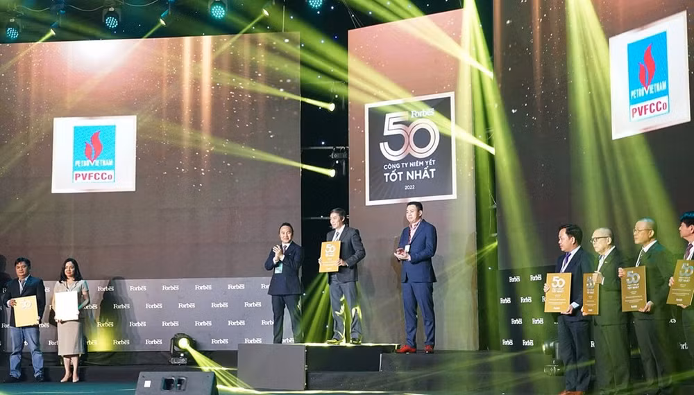 Forbes Vietnam : PV GAS parmi la liste des 50 meilleures entreprises cotées pour la 10e année ảnh 2