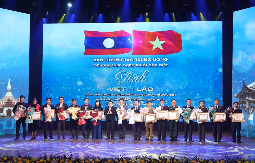 Remise des prix du concours d'étude sur les relations Vietnam-Laos 2022 ảnh 1