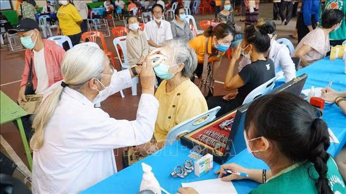 Les médecins vietnamiens offrent des médicaments aux Laotiens ảnh 1