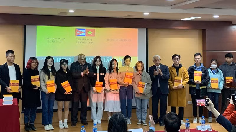 Premier dictionnaire bilingue vietnamien-espagno créé et imprimé au Vietnam ảnh 1