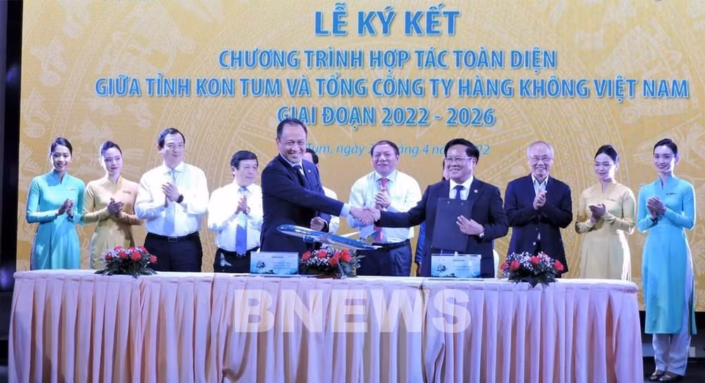 Vietnam Airlines et Kon Tum coopèrent pour promouvoir l'investissement et le tourisme ảnh 1