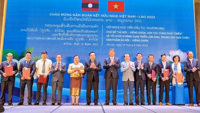 Hanoï et Vientiane promeuvent la coopération d'investissement, de commerce et de tourisme ảnh 1
