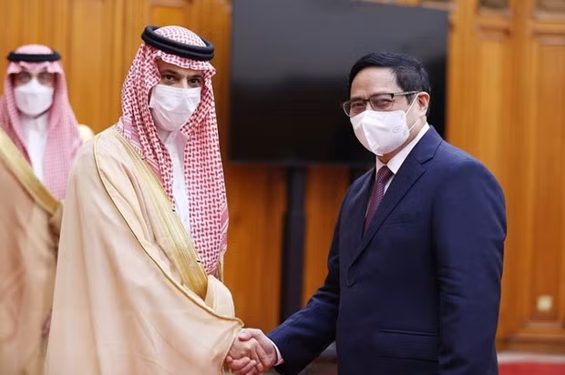 Le PM Pham Minh Chinh reçoit le ministre des AE de l'Arabie saoudite ảnh 1
