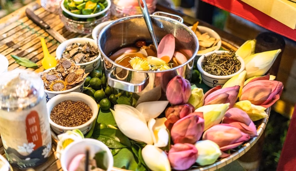 Le festival gastronomique de Huê attire un grand nombre de visiteurs ảnh 1