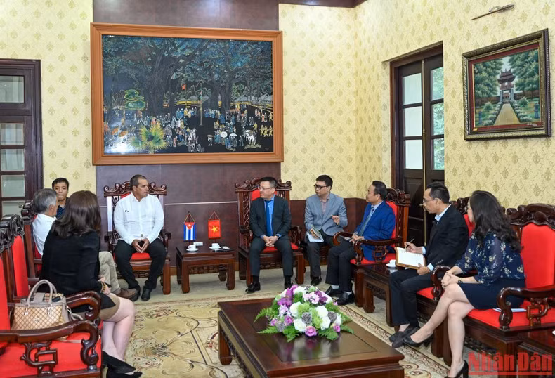 Presse: le journal Nhan Dan reçoit des délégations cubaine et sud-coréenne ảnh 1