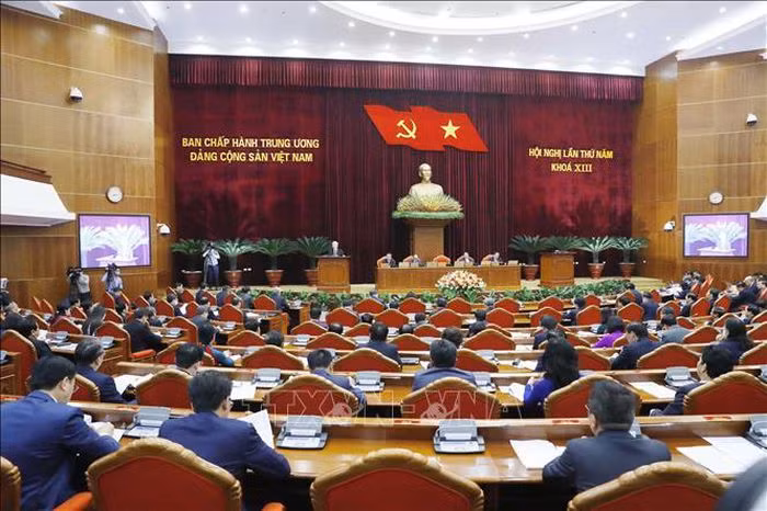 Quatrième journée de travail du 5e Plénum du Comité central du Parti du 13e mandat ảnh 1