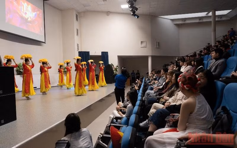 Concours "Mélodies de la jeunesse" des jeunes vietnamiens en Russie ảnh 1