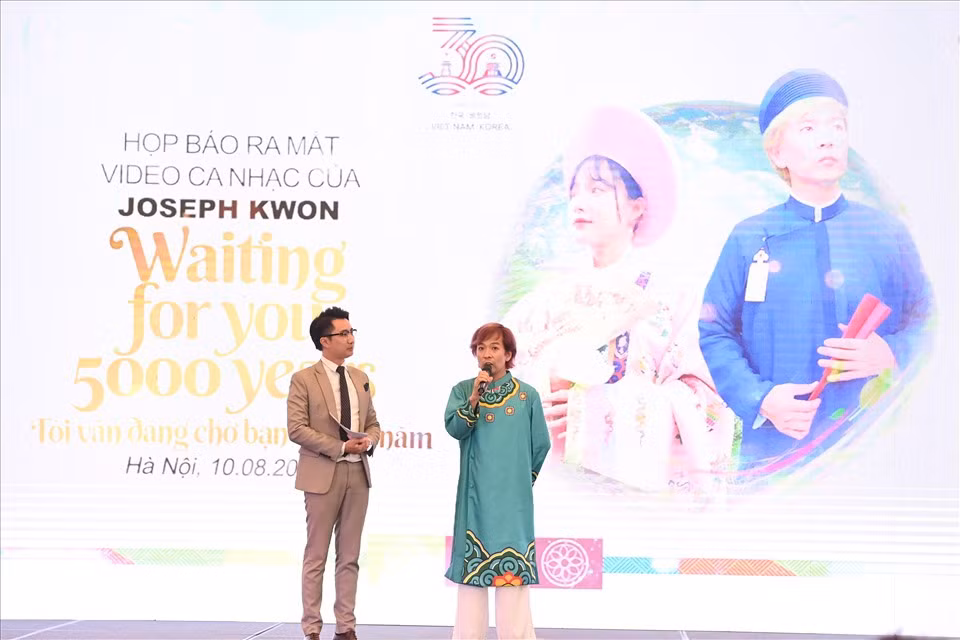 Un artiste sud-coréen sort une chanson présentant des sites touristiques du Vietnam ảnh 2
