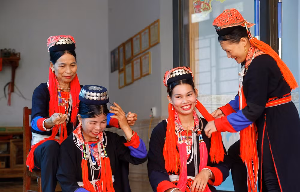 Un festival des costumes des minorités ethniques pour valoriser les savoir-faire traditionnels ảnh 1 Un festival des costumes des minorités ethniques pour valoriser les savoir-faire traditionnels ảnh 1