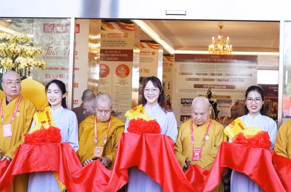 Vernissage de l'exposition "Bouddhisme vietnamien - Empreinte de l'égalité" ảnh 2