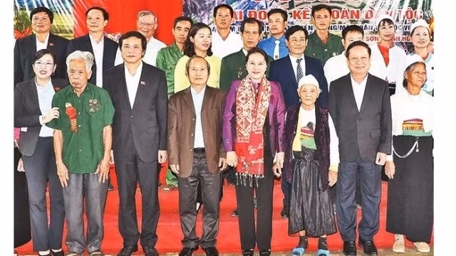 La présidente de l’AN à la Fête de grande union nationale à Hoa Binh ảnh 1