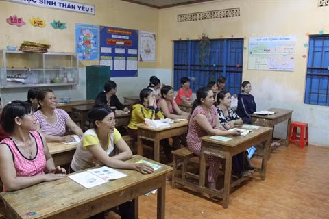 Des femmes suivent des cours du soir pour y voir plus clair ảnh 1