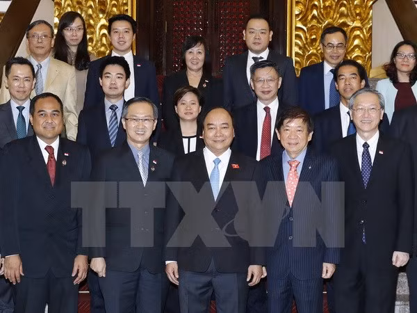 Des dirigeants vietnamiens reçoivent le président du Parti d'action populaire de Singapour ảnh 2