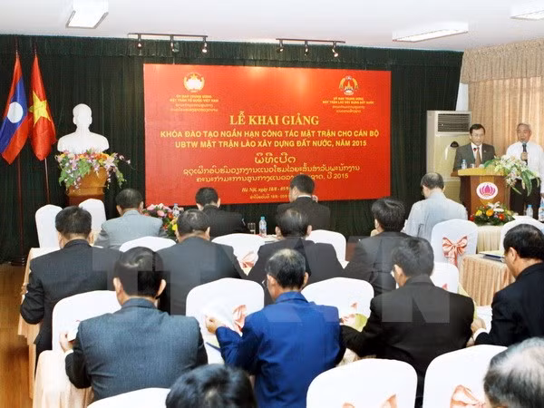 Vietnam et Laos resserrent leur coopération dans la formation des cadres dirigeants ảnh 1