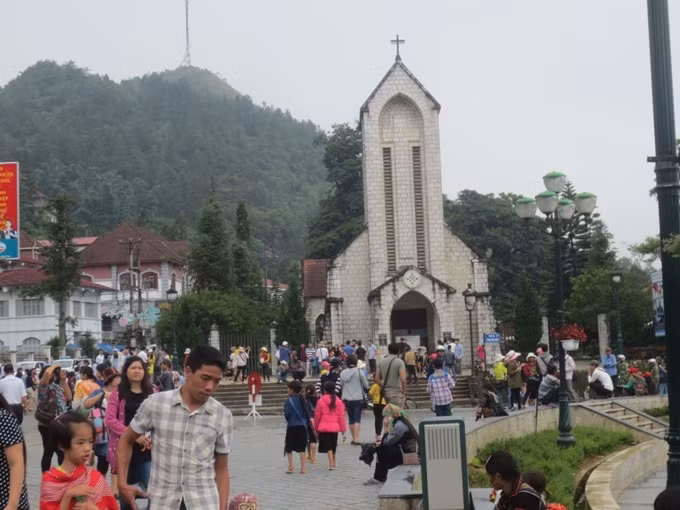 Augmentation du nombre de touristes étrangers au Vietnam en octobre ảnh 1