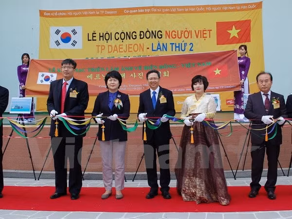Expos de photos sur les constructions illégales d'îles artificielles de la Chine en Mer Orientale ảnh 1