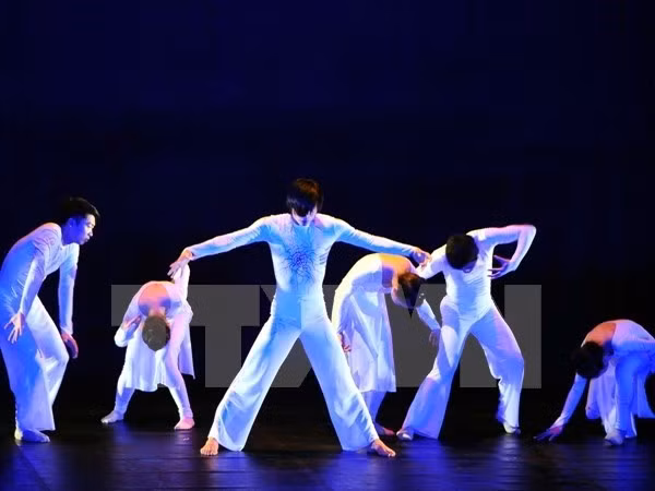 Les artistes américains donnent un cours de danse à des étudiants vietnamiens ảnh 1