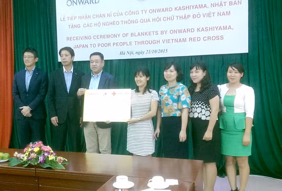 Don d'une compagnie japonaise à des foyers démunis du Vietnam ảnh 1