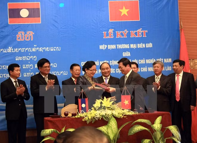 Adoption de l’accord sur le commerce transfrontalier Vietnam-Laos ảnh 1