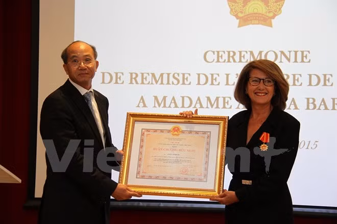 Remise de l’Ordre de l’Amitié à l’ancienne directrice régionale Asie-Pacifique de l’OIF ảnh 1
