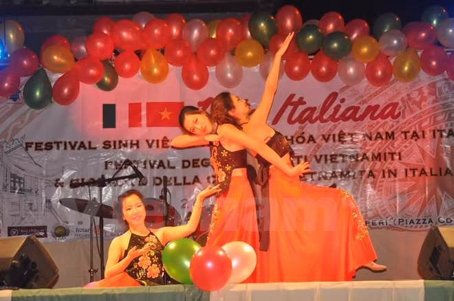La Journée culturelle du Vietnam en Italie impressionne les amis étrangers ảnh 1