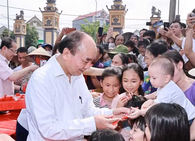 Le président salue les enfants à l'occasion de la Journée internationale de l'enfance ảnh 1