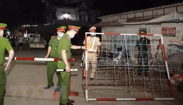 La police de Vinh Phuc et Ho Chi Minh-Ville traitent les entrées illégales ảnh 2