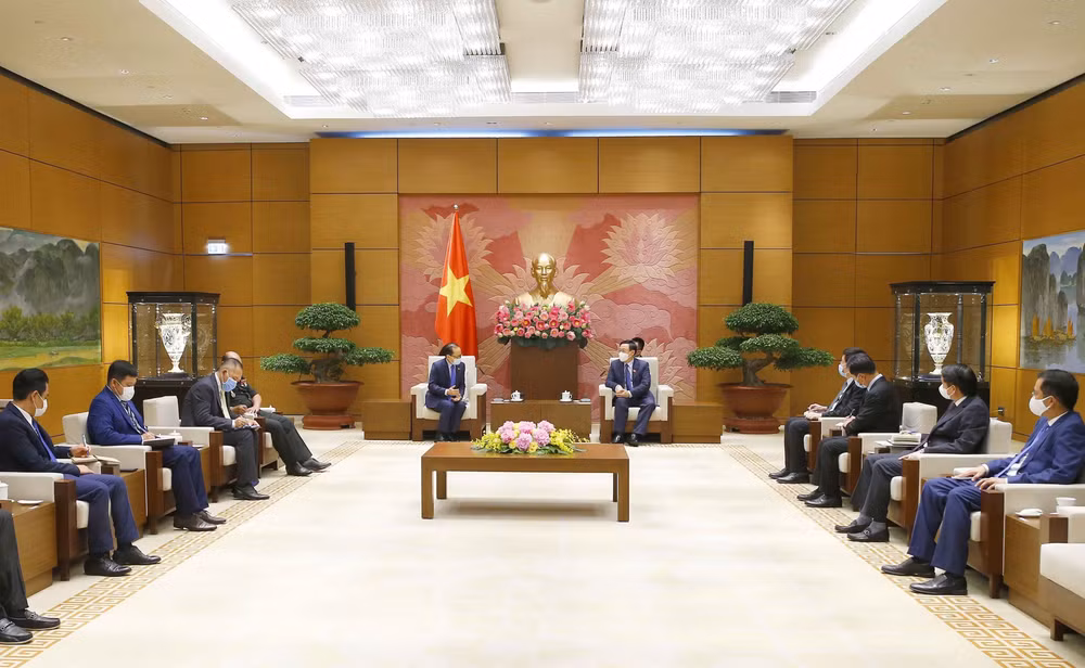 Le président de l’Assemblée nationale reçoit l’ambassadeur du Cambodge ảnh 2