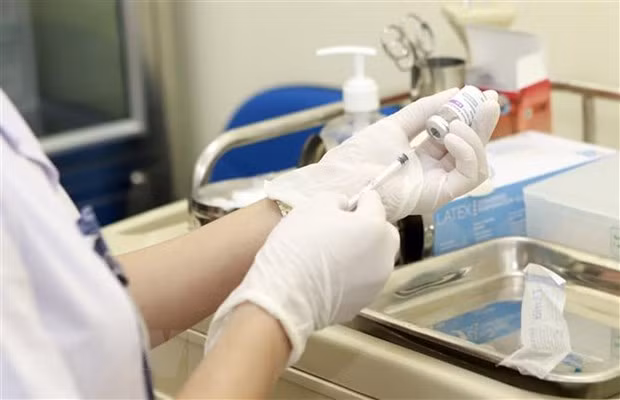 Un décès par anaphylaxie après la vaccination contre le COVID-19 ảnh 1